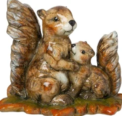 Intratuin beeld Knuffelbos eekhoorn met kind 17,6 x 11,6 x 15,4 cm